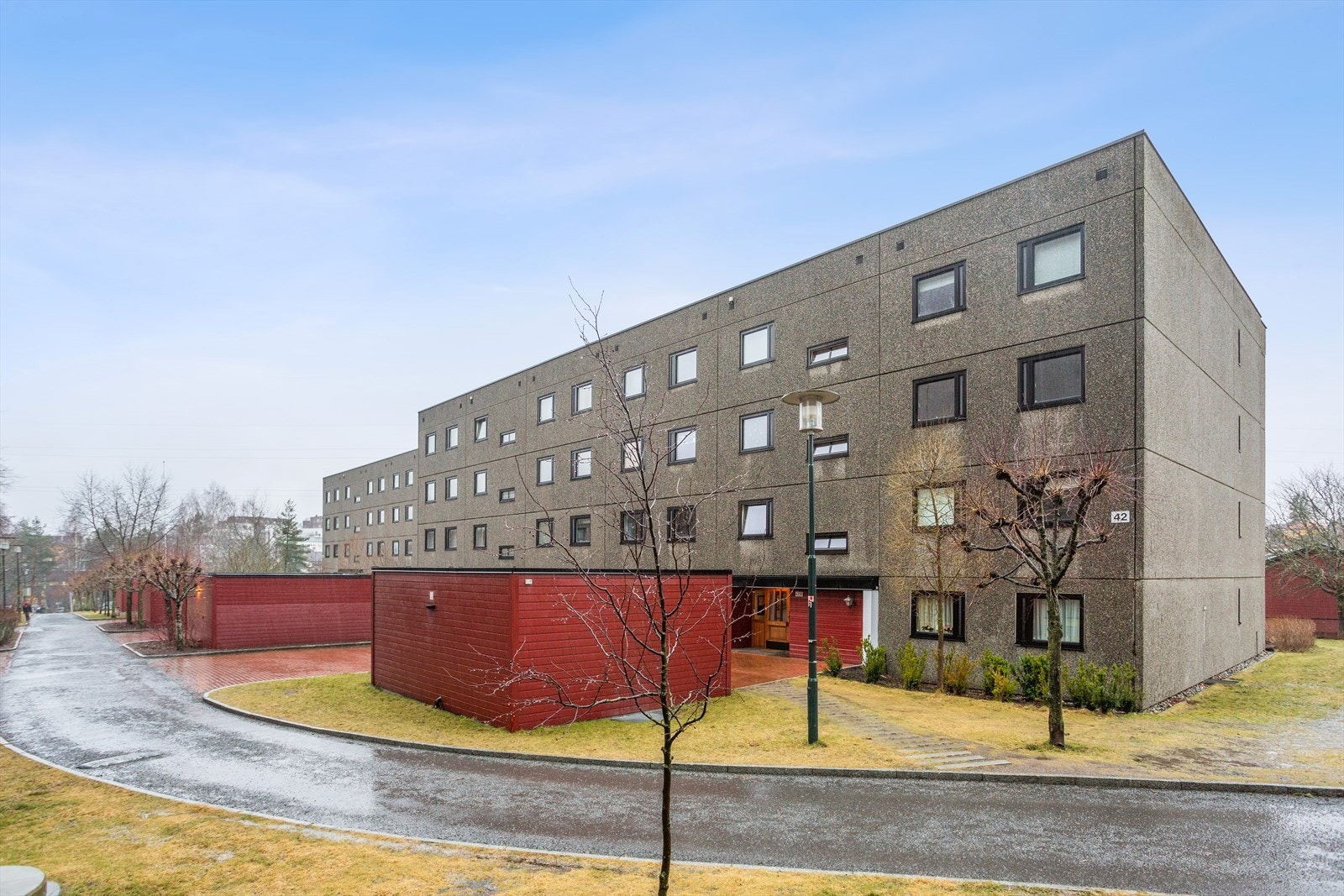 Boligen byr på muligheten til å bo i et attraktivt og veletablert område, med nærhet til det meste du trenger i hverdagen. Her har du Mærradalen som nærmeste nabo og offentlig kommunikasjon rett i nærheten. Galleribilde