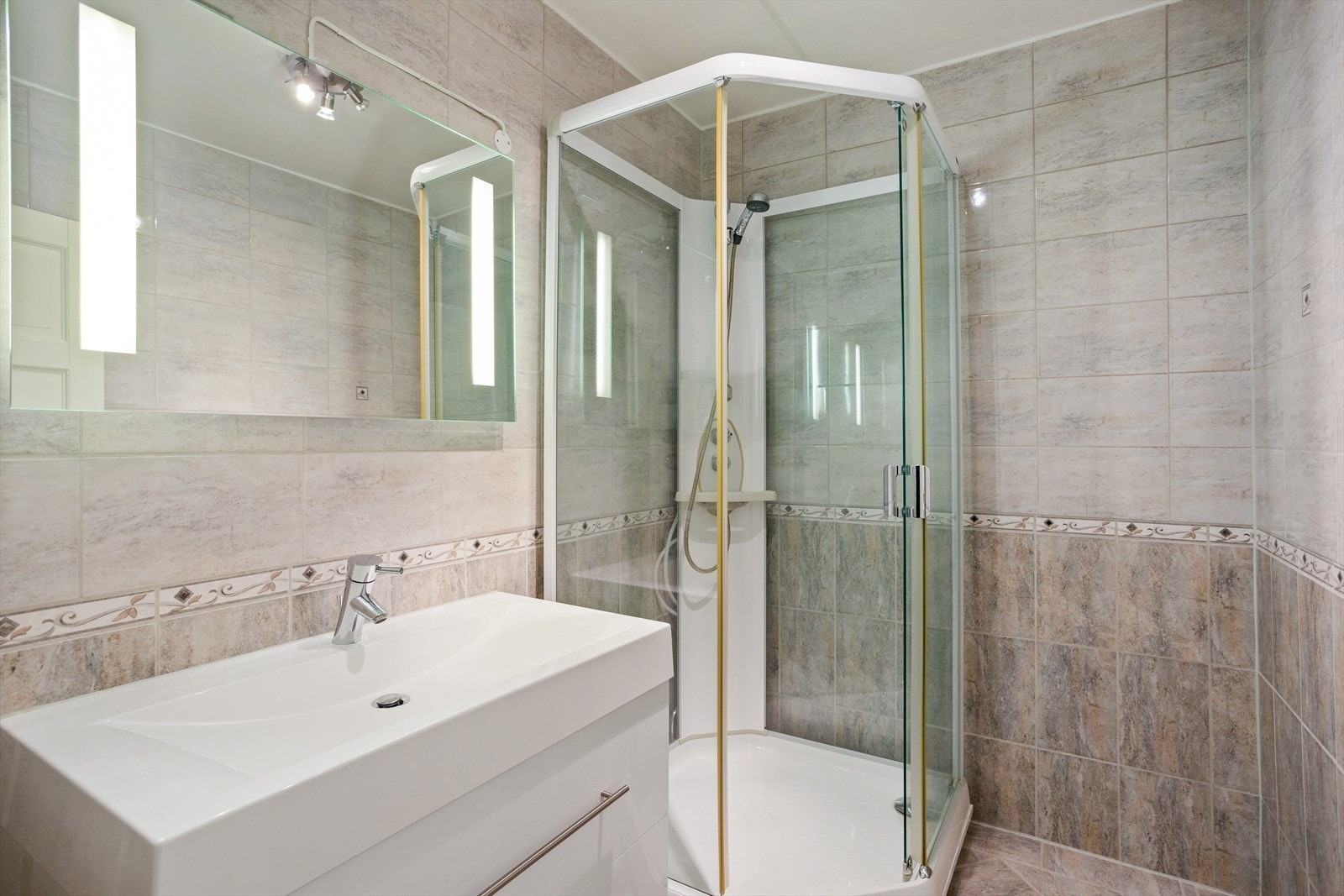 Leiligheten har separat baderom og wc. Baderommet er innredet med fliser på vegger og fliser over varmekabler på gulv. Galleribilde