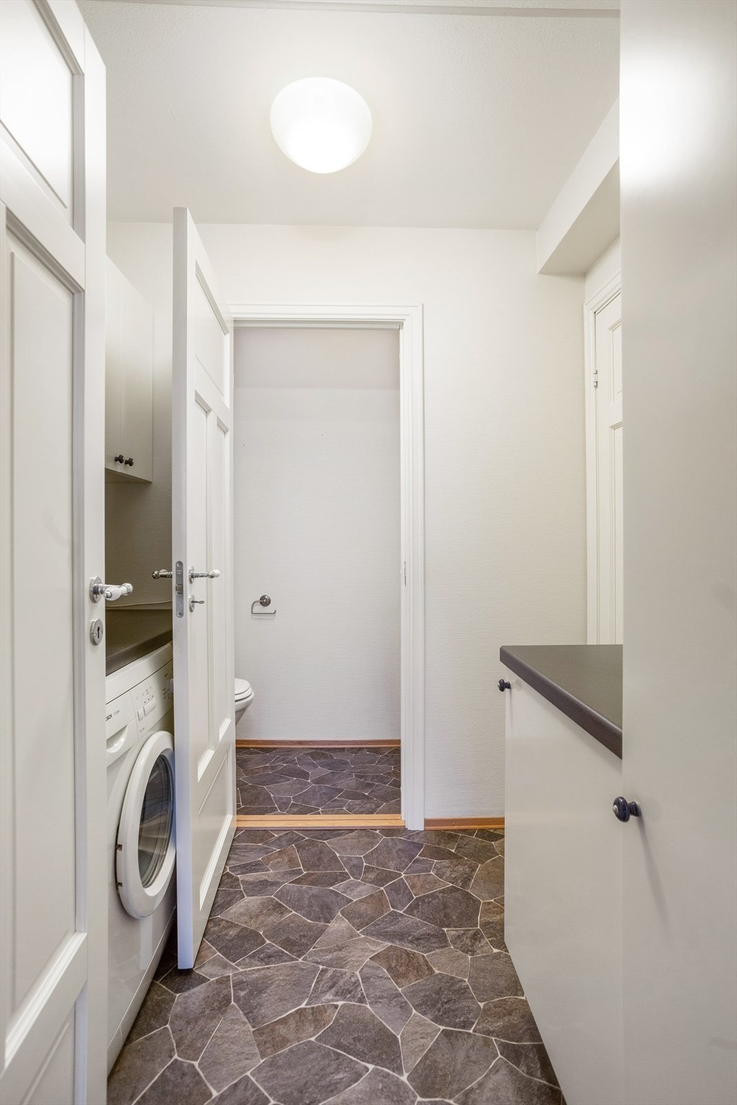 Boligen har et vaskerom med belegg på gulv. Galleribilde