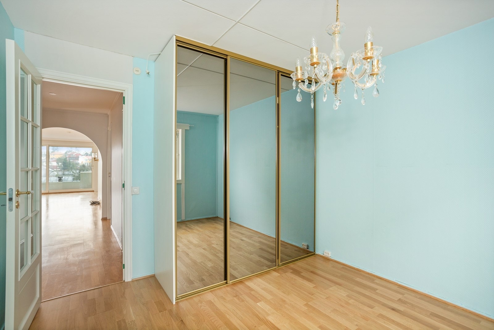 På hovedsoverommet er det en speilbelagt skyvedørsgarderobe som bidrar til å skape en god romfølelse. Galleribilde