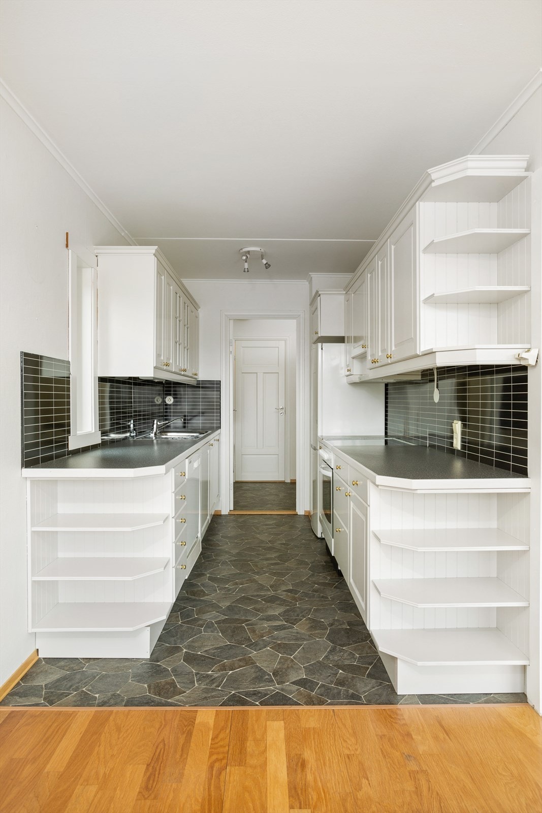 Kjøkkenet byr på rikelig med benk- og oppbevaringsplass. Galleribilde