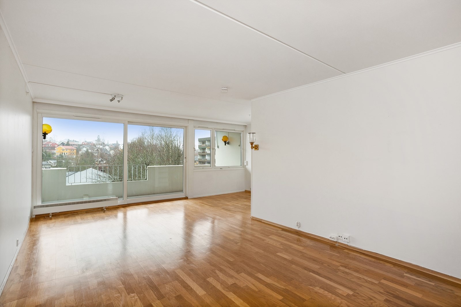 I stuen er det parkett på gulv og et lyst fargevalg på vegger. Galleribilde