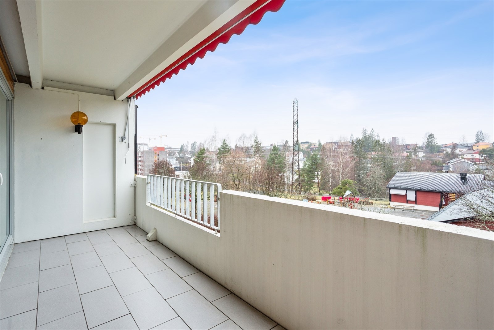 Verandaen har en god størrelse på ca. 10 kvm. Her er det flislagt gulv og manuell markise. Galleribilde