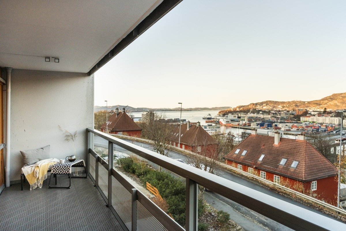 Nydelig utsikt mot innseilingen, nærområdet og byfjellene. Galleribilde