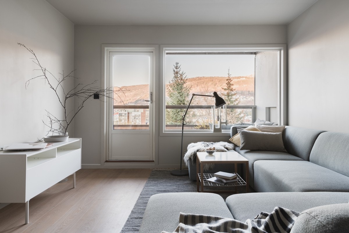 Vindusflatene slipper inn godt med naturlig lys og gir deg også mulighet til å nyte den fantastiske utsikten fra sofakroken. Galleribilde