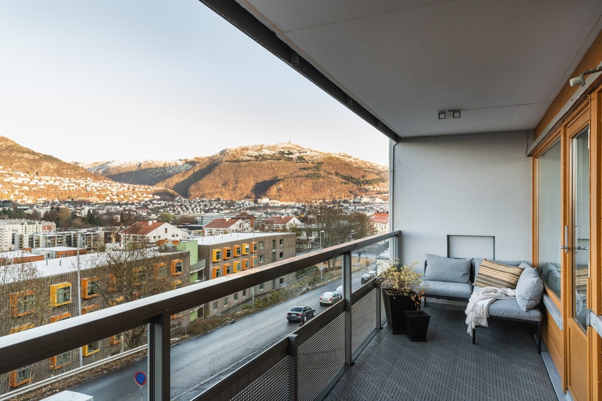 Balkongen er på 12 kvm og har plass til flere sittegrupper. Galleribilde
