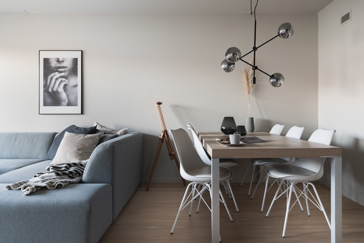 Spisebordet gir idag plass til 6 stoler, men det er mulig å forlenge bordet. Galleribilde