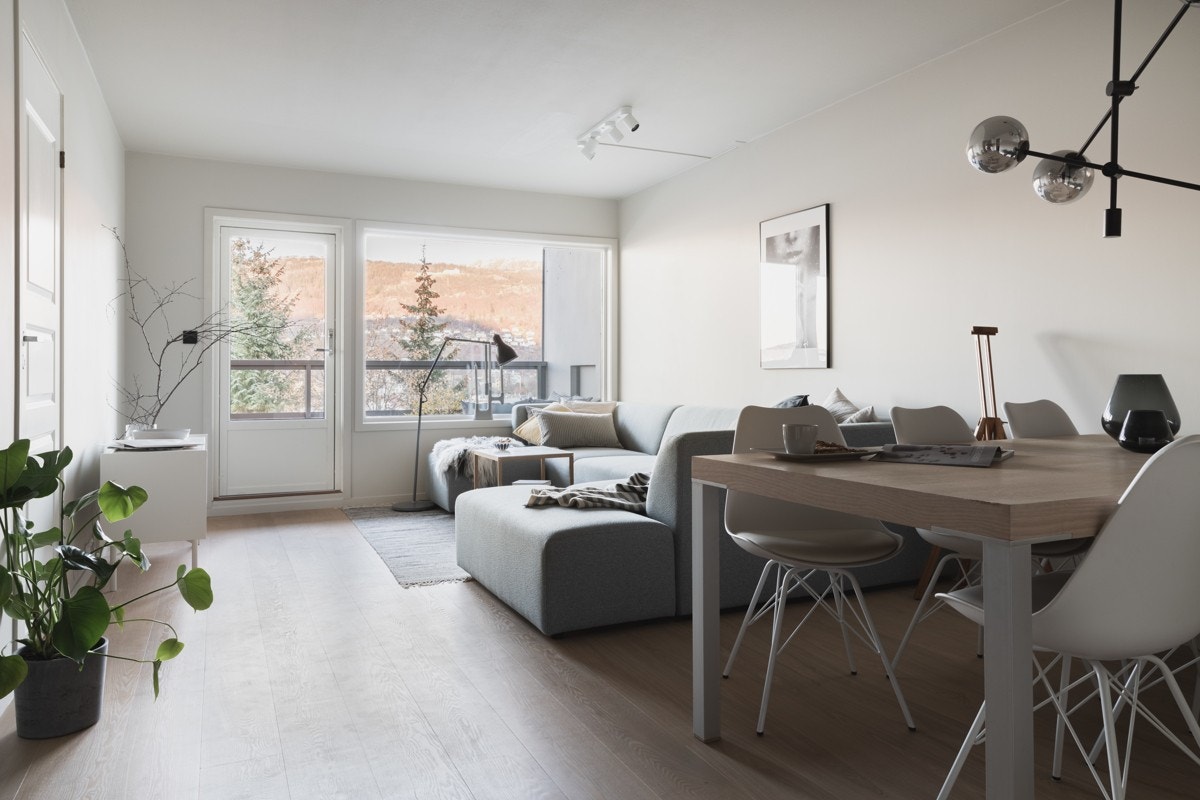 Det er lagt 1-stavs eikeparkett på gulv og overflatene er nysparklet og malt. Galleribilde