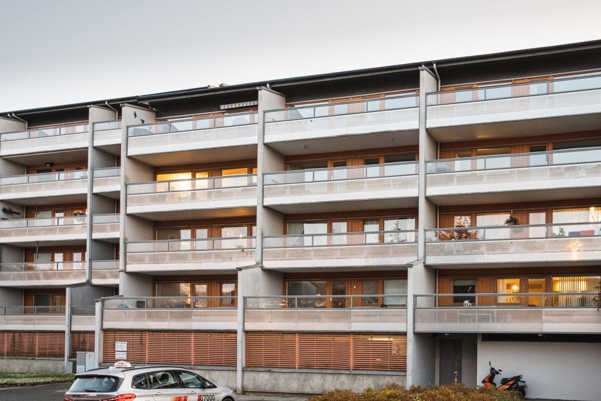 Fronten av blokken med parkeringsmuligheter. Galleribilde