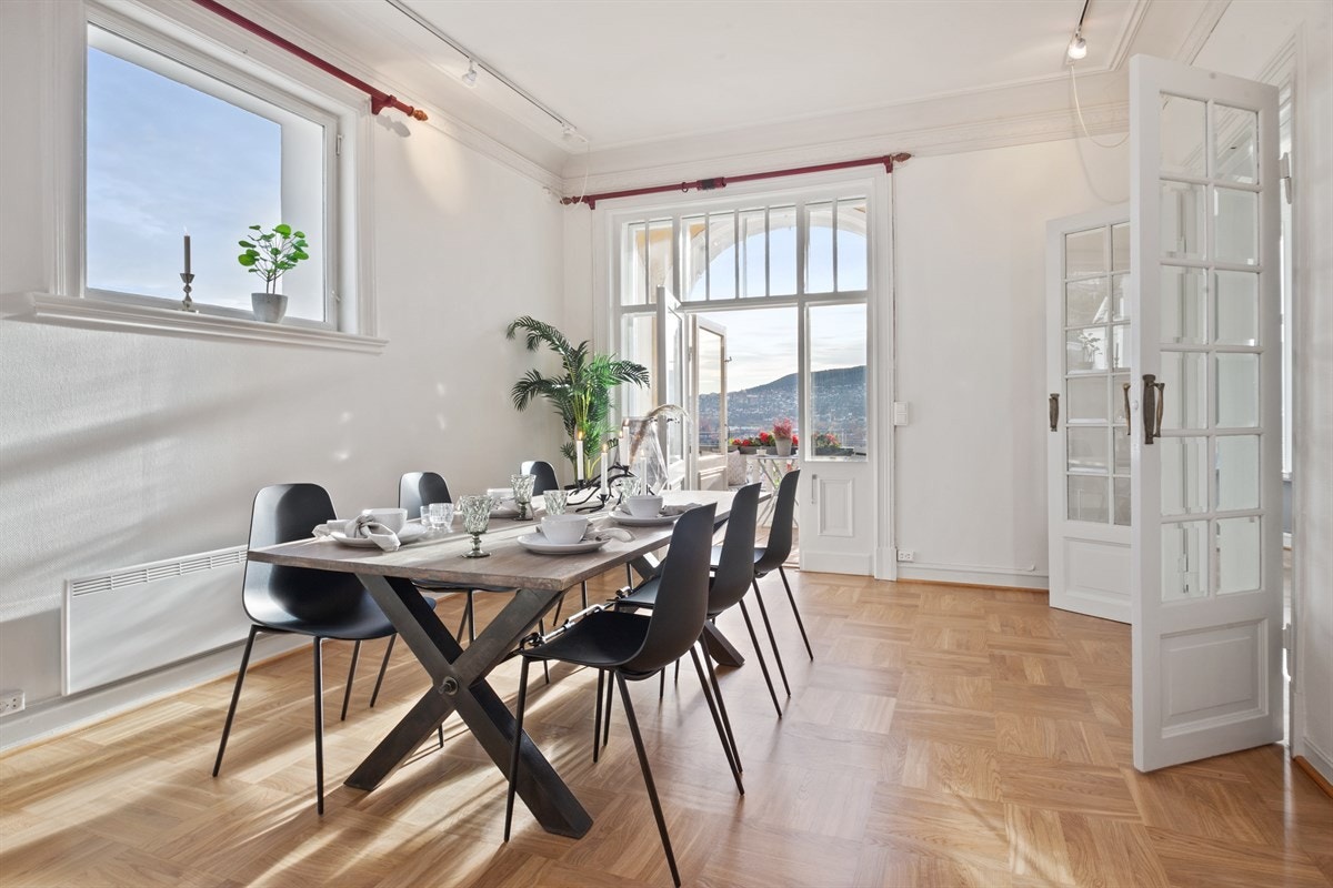 Spisestue med utgang til terrasse med nydelig utsikt. Galleribilde