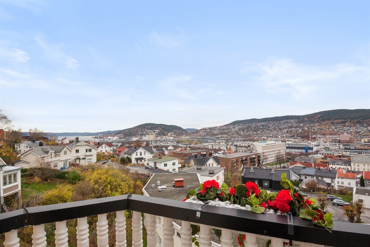 Utsikt fra balkongen i toppetasjen. Galleribilde