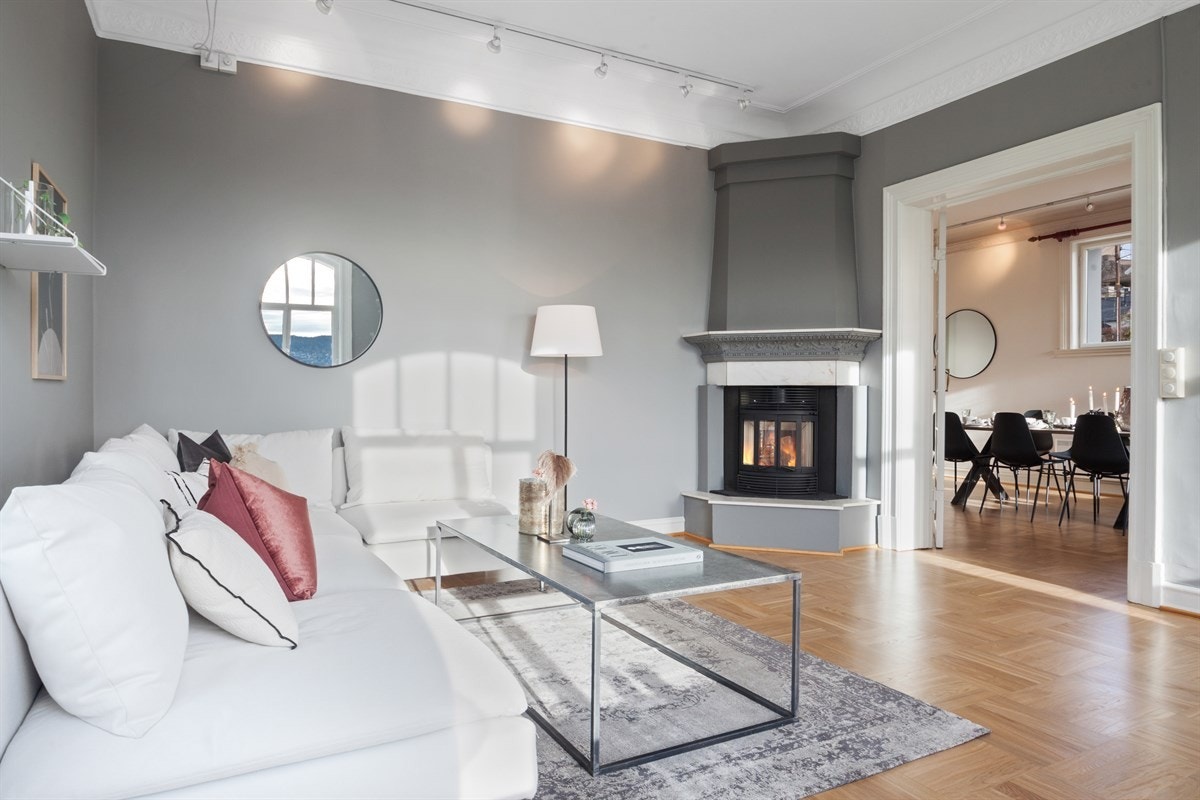 Nydelig peisovn og dobble dører inn mot spisestuen. Galleribilde