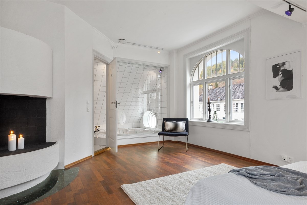 Glassvindu mellom badekaret og soverommet. Galleribilde