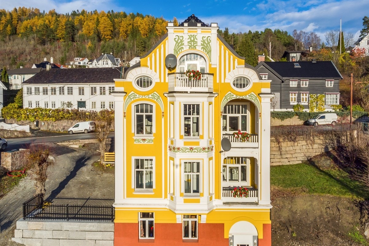 Anders Ødenes og Emilie Fredriksen ønsker velkommen til Bergstien 64! Galleribilde