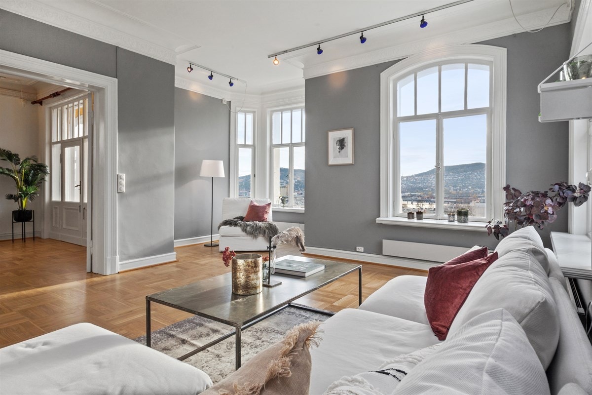 Stue med karnapp og store vinduer som gir en fantastisk utsikt over byen. Galleribilde