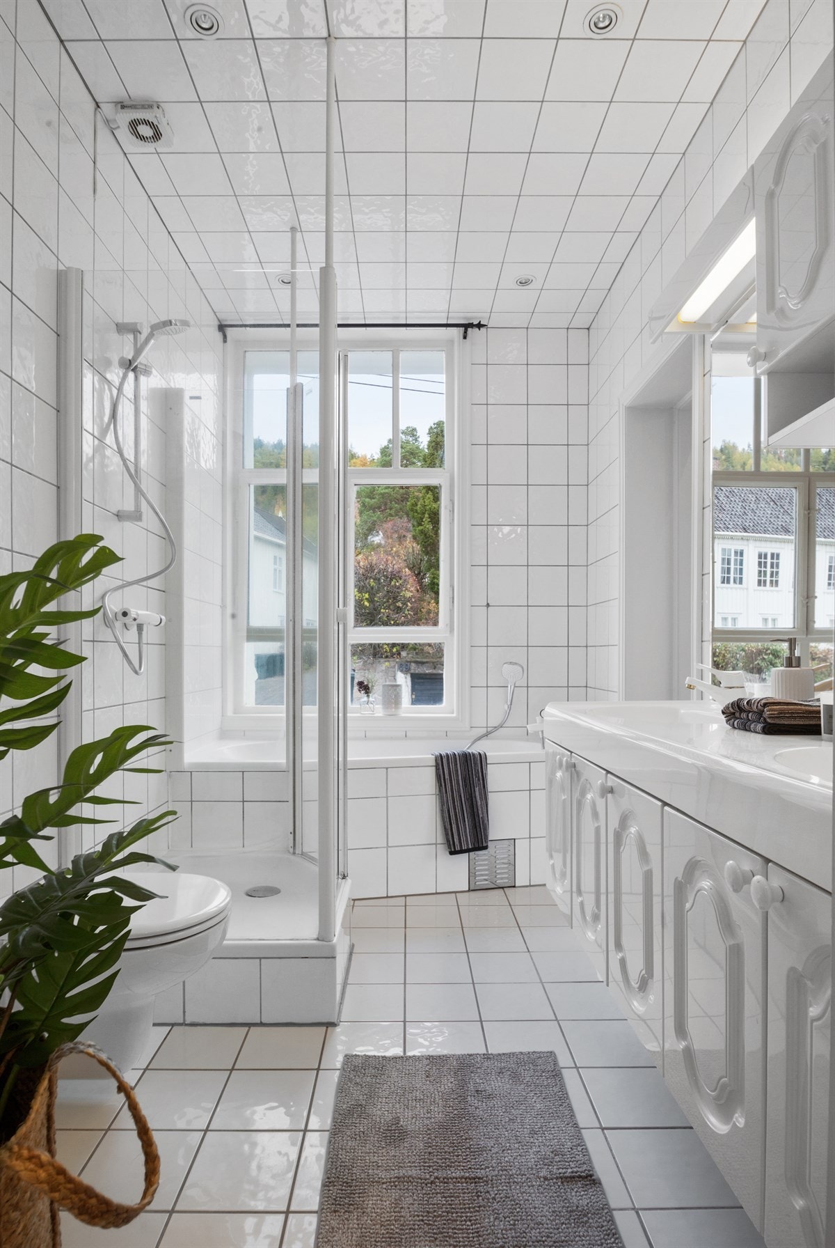 Bad med dusjkabinett og innebygd baderkar. Galleribilde