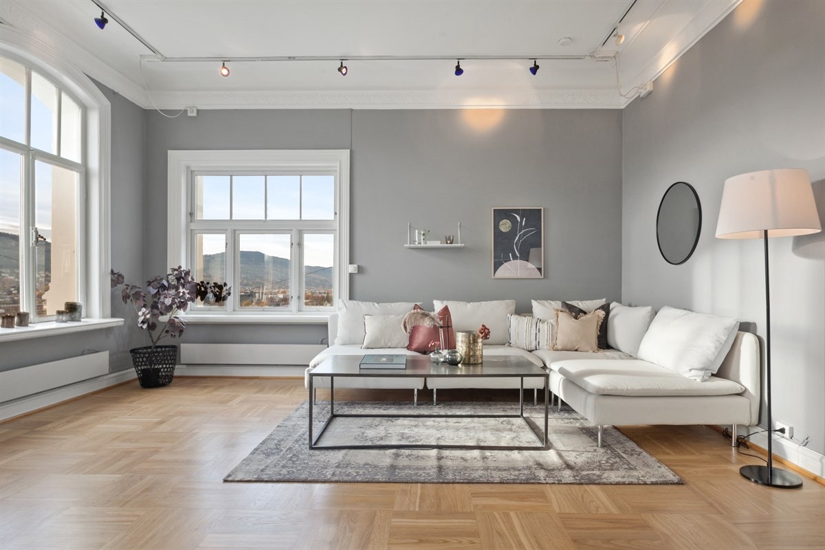 Herskapelig stue med store klassiske vinduer. Galleribilde