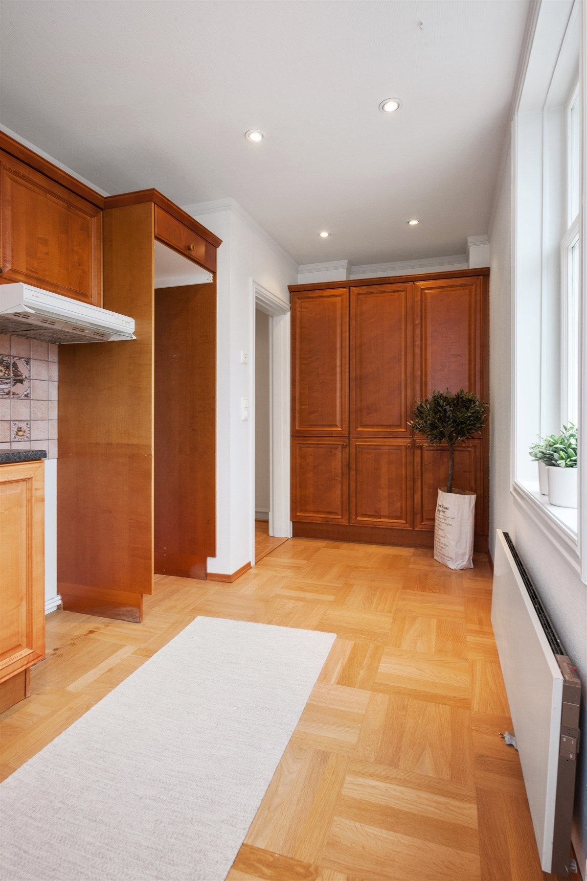 Kjøkken med innredning i kirsebærtre. Galleribilde