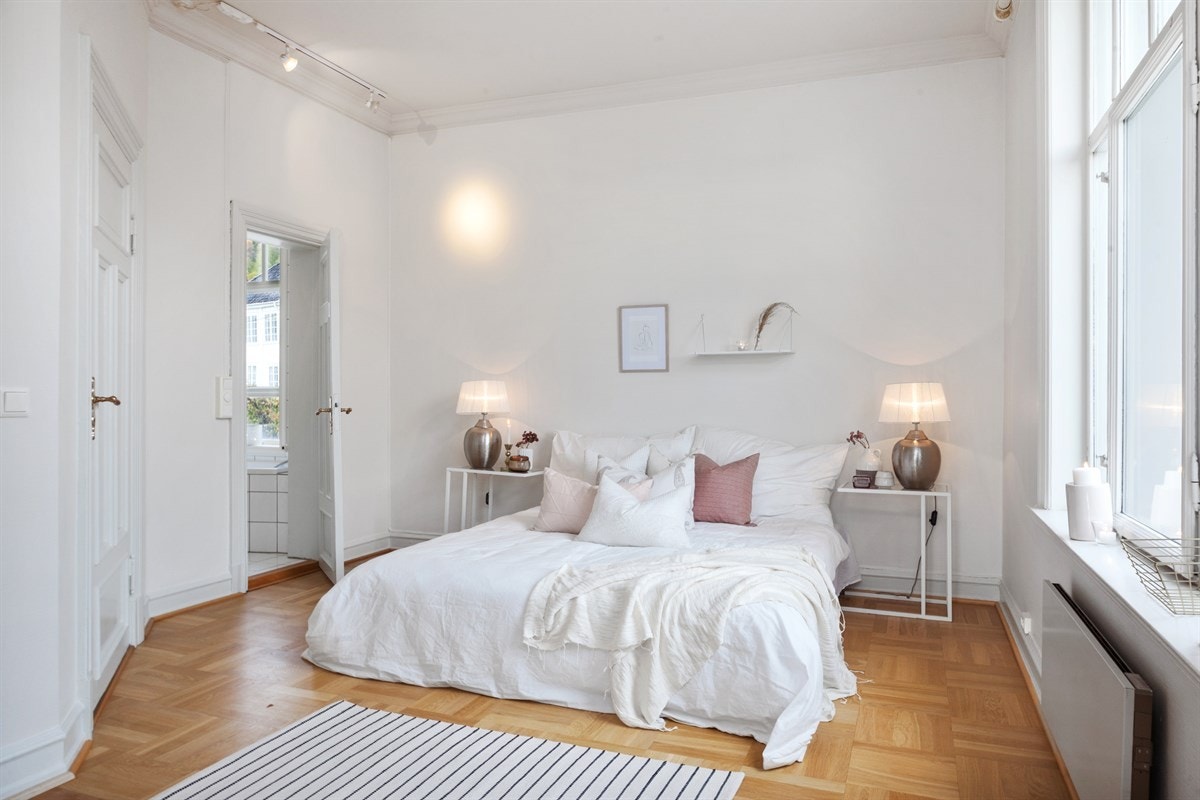 Soverom med egen inngang til badet. Galleribilde