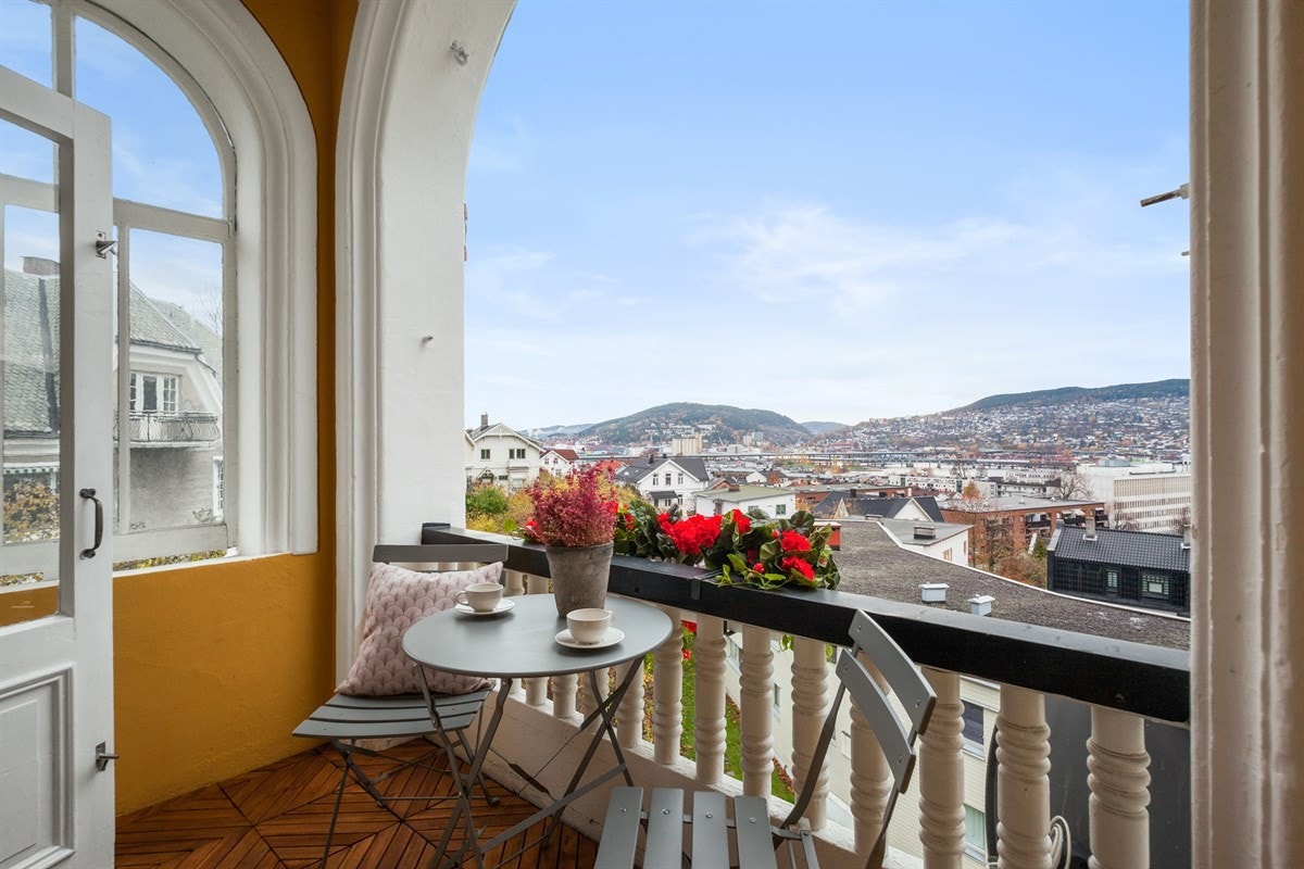 Overbygget balkong med nydelig utsikt. Galleribilde