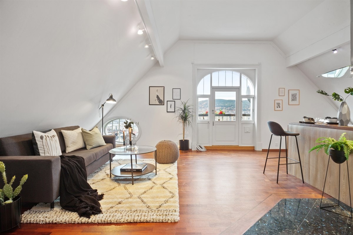 Utgang til balkong fra stuen. Galleribilde