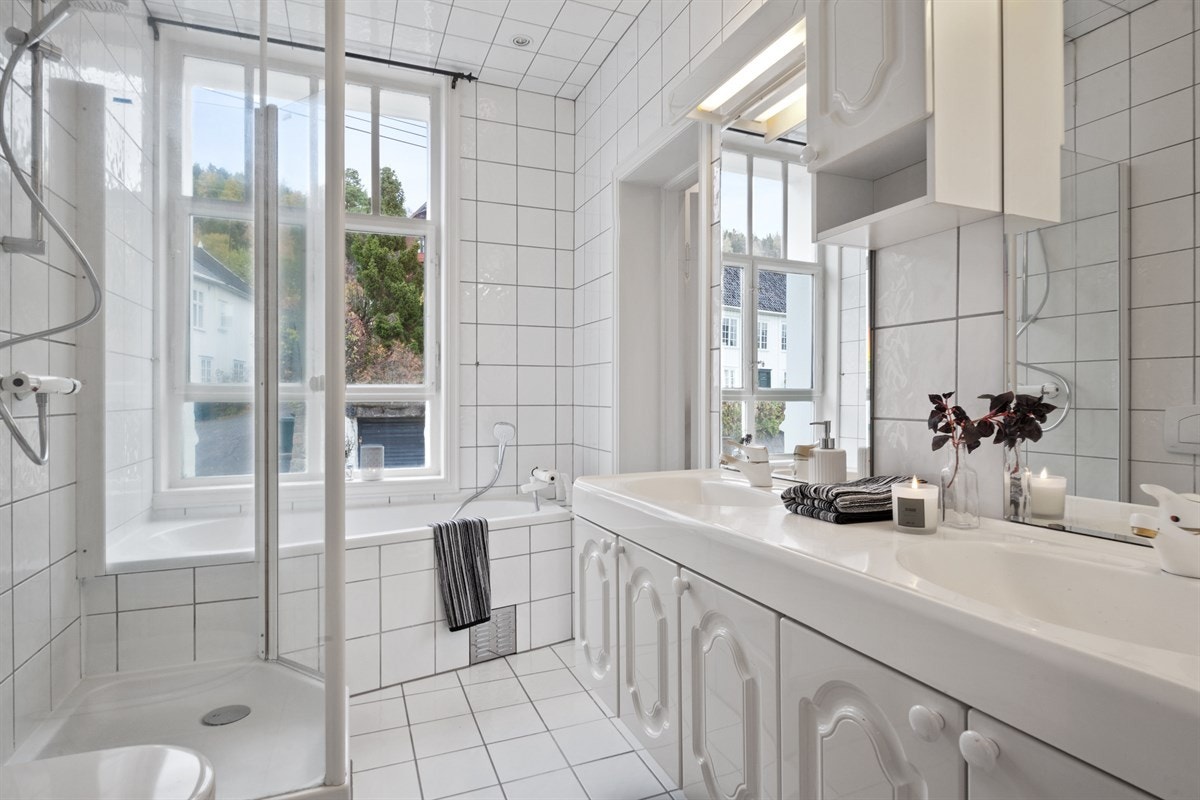 Store vinduer på badet fyller rommet med lys. Galleribilde