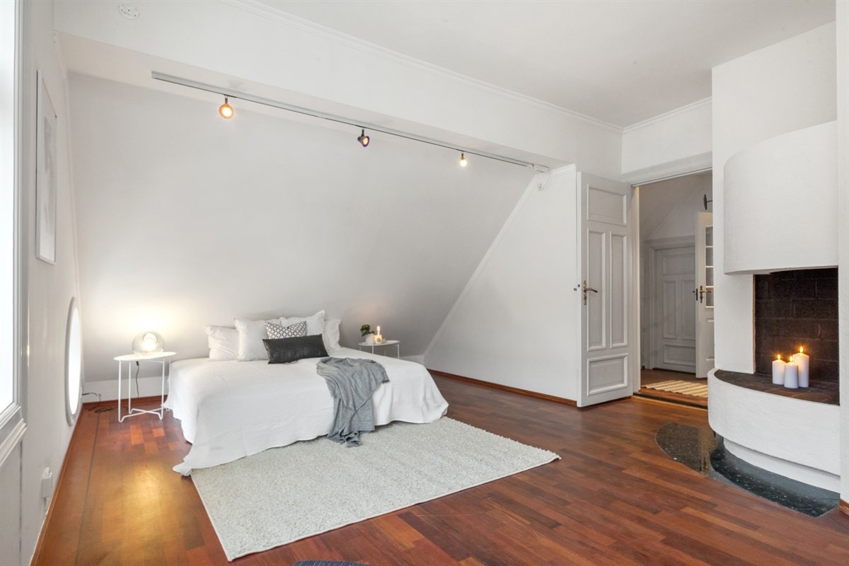 Soverom med åpen peis. Galleribilde