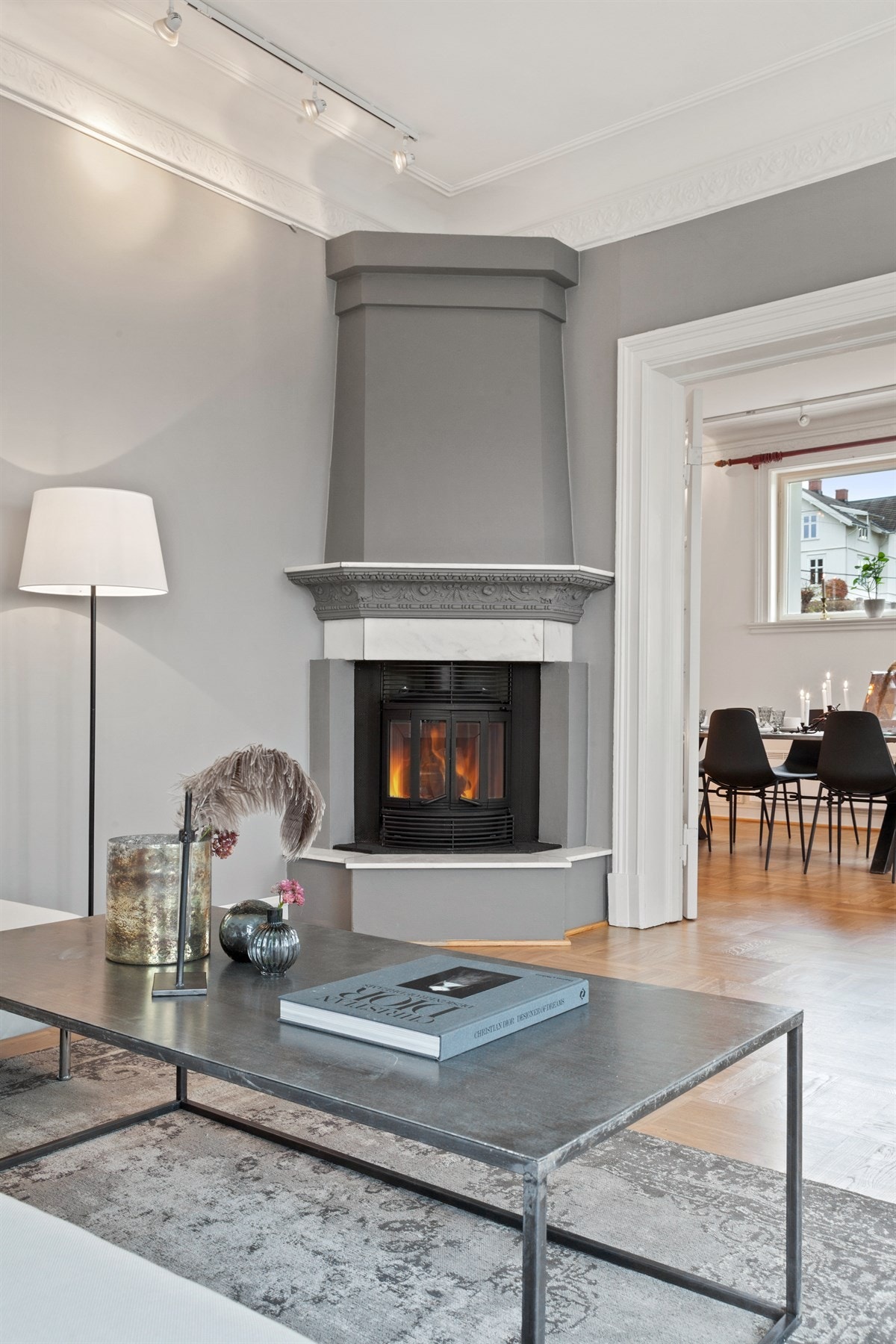 Klassisk peis med felt av marmor i peisestue. Galleribilde