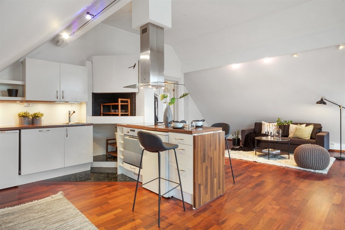 Kjøkken med peis og spiseplass. Galleribilde