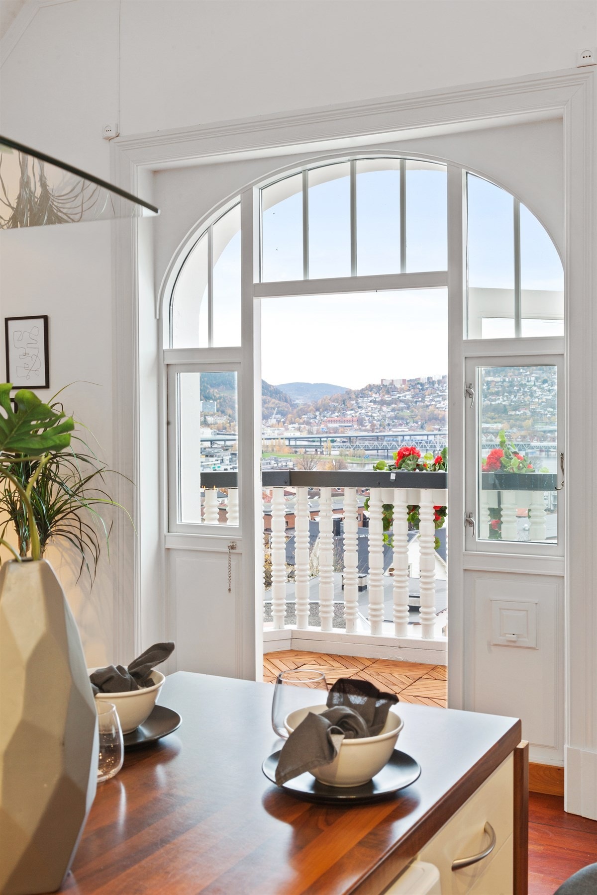 På balkongen kan morgenkaffen nytes med en fantastisk utsikt. Galleribilde