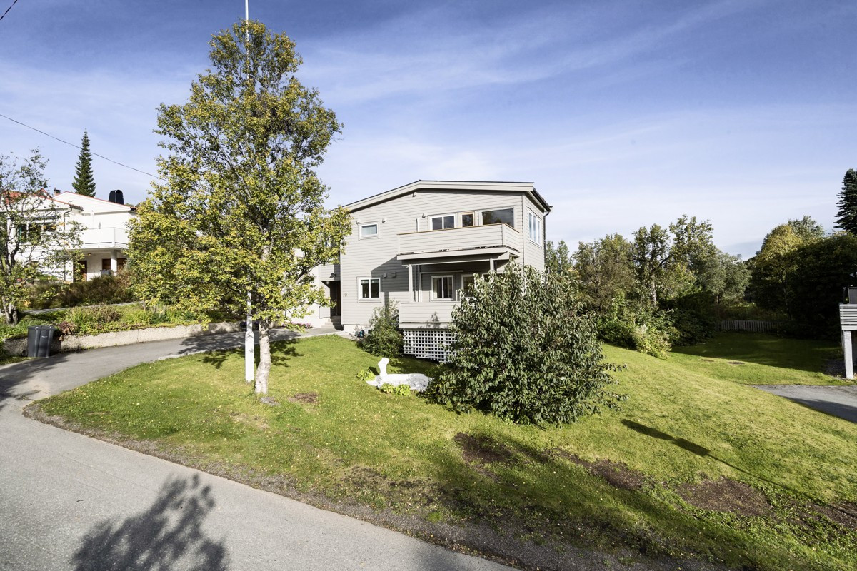 Store vindusflater,samt utgang til veranda som vender mot sør. Varmepumpe montert i 2011.