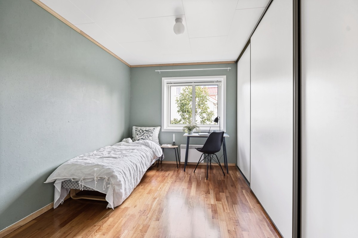 Soverom 2 med stor skyvedørsgarderobe