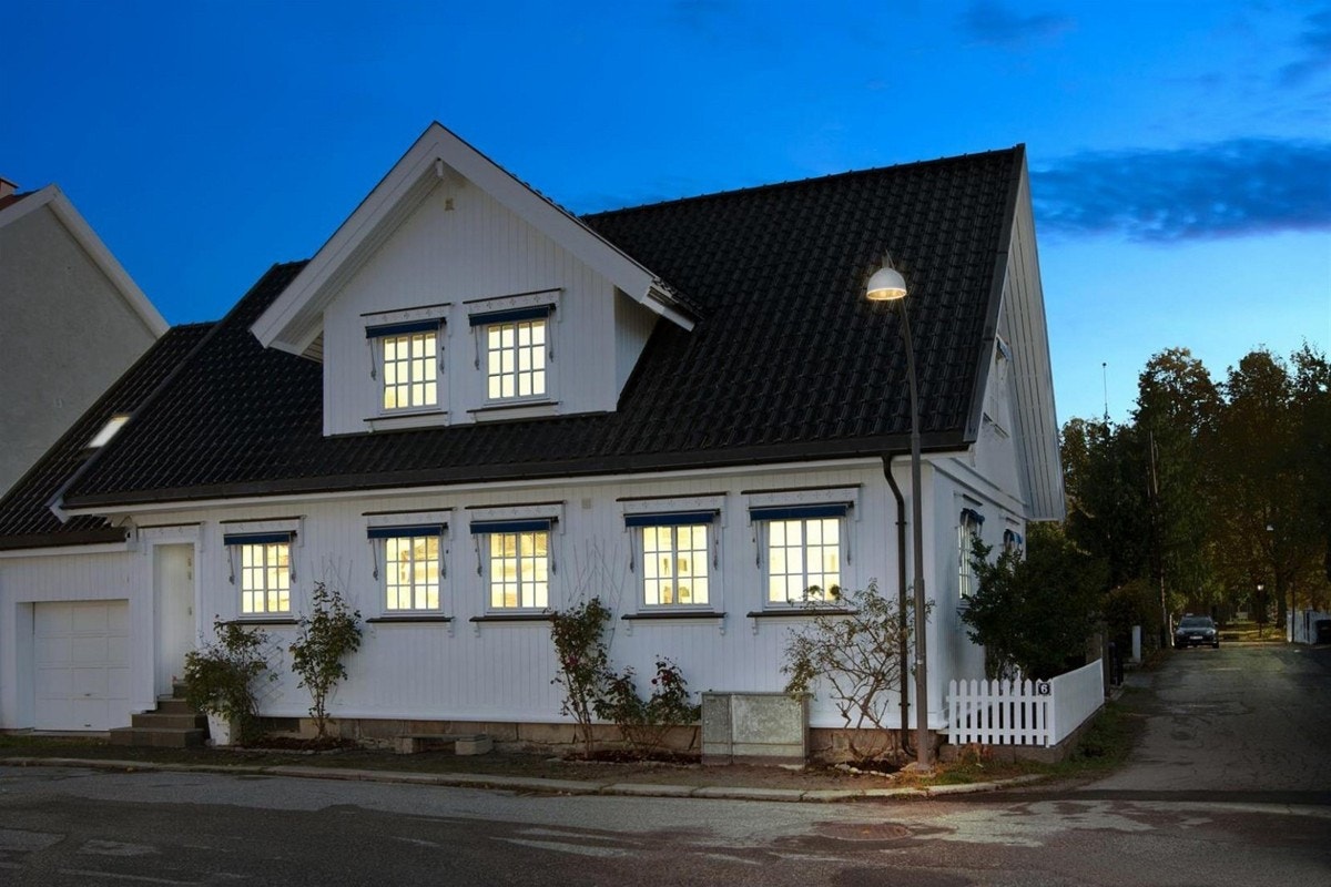 Eiendommen har garasje og sidedel Galleribilde