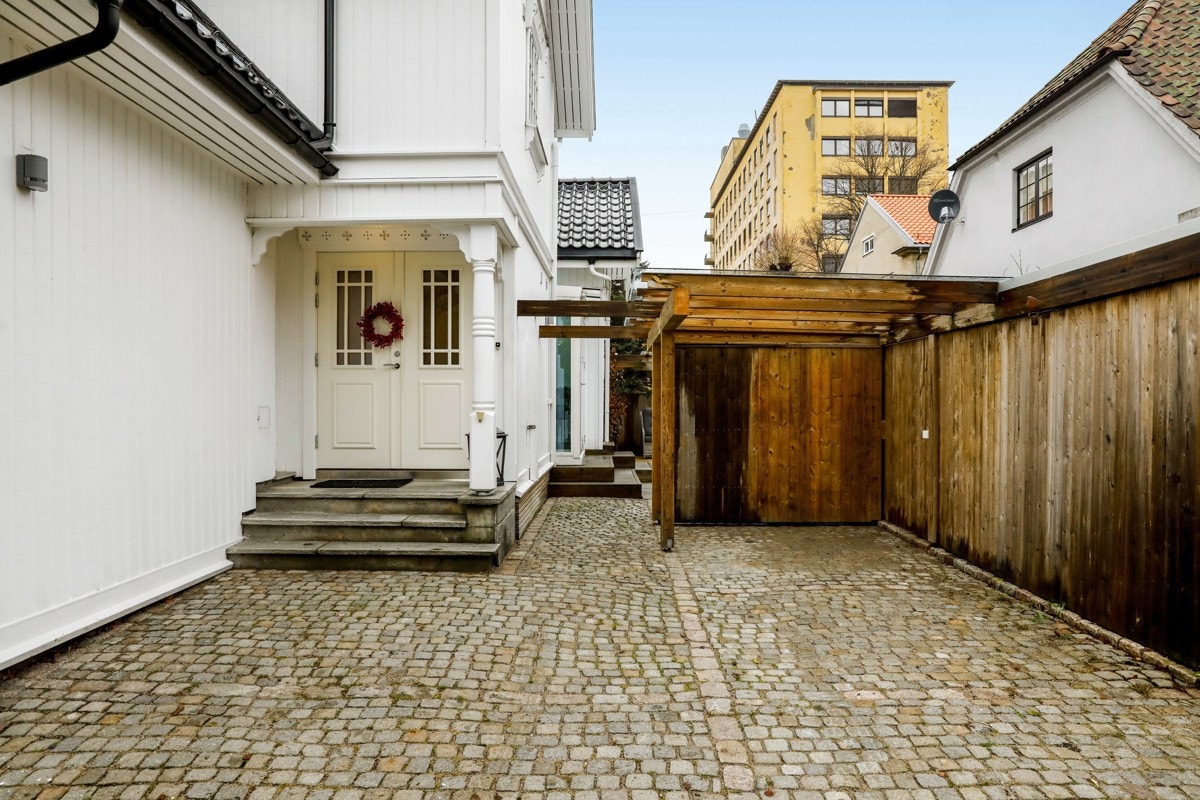 Pent opparbeidet tomt med god plass til parkering Galleribilde