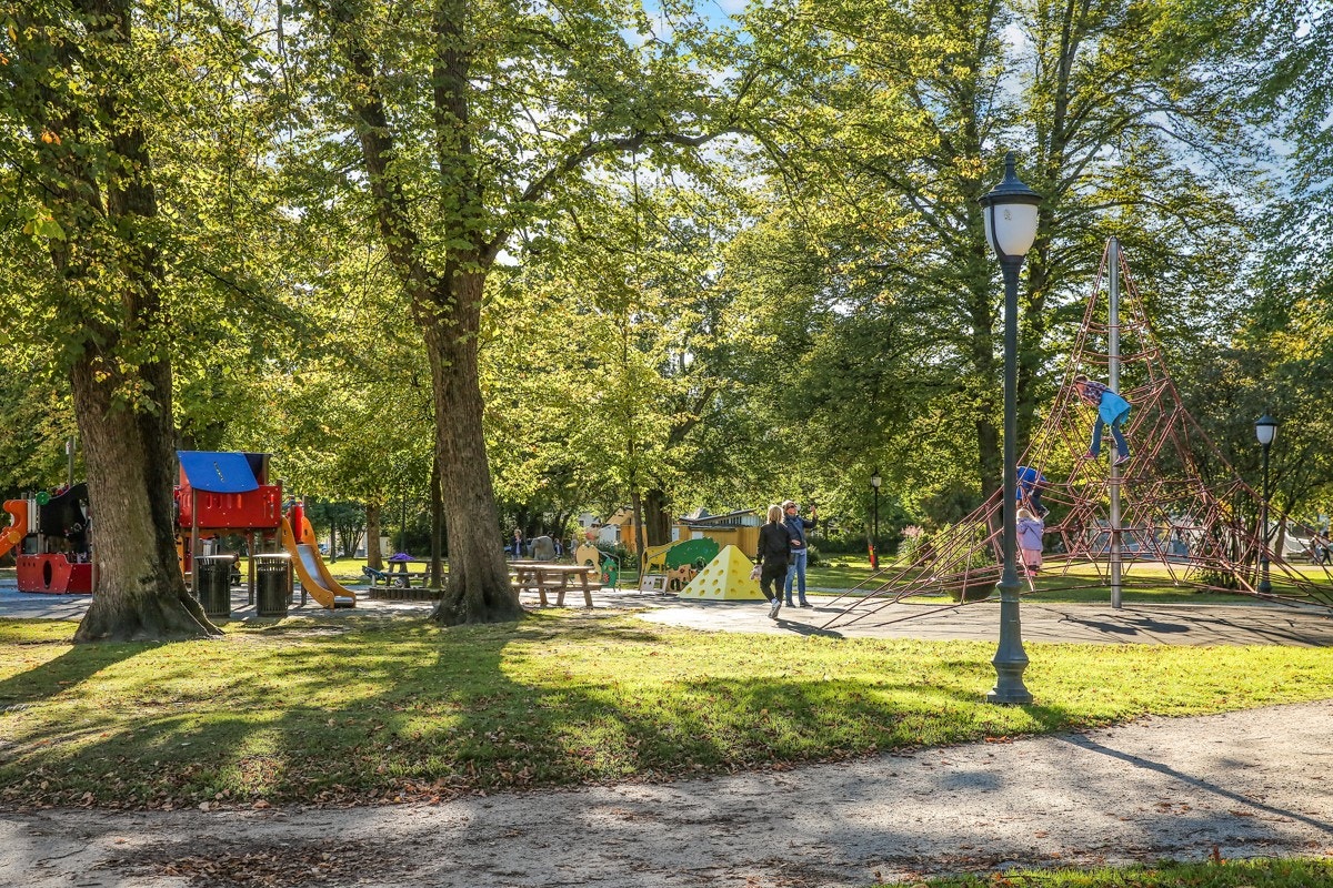 Det er populær lekeplass i Kirkeparken, mellom Cicignon og sentrum Galleribilde