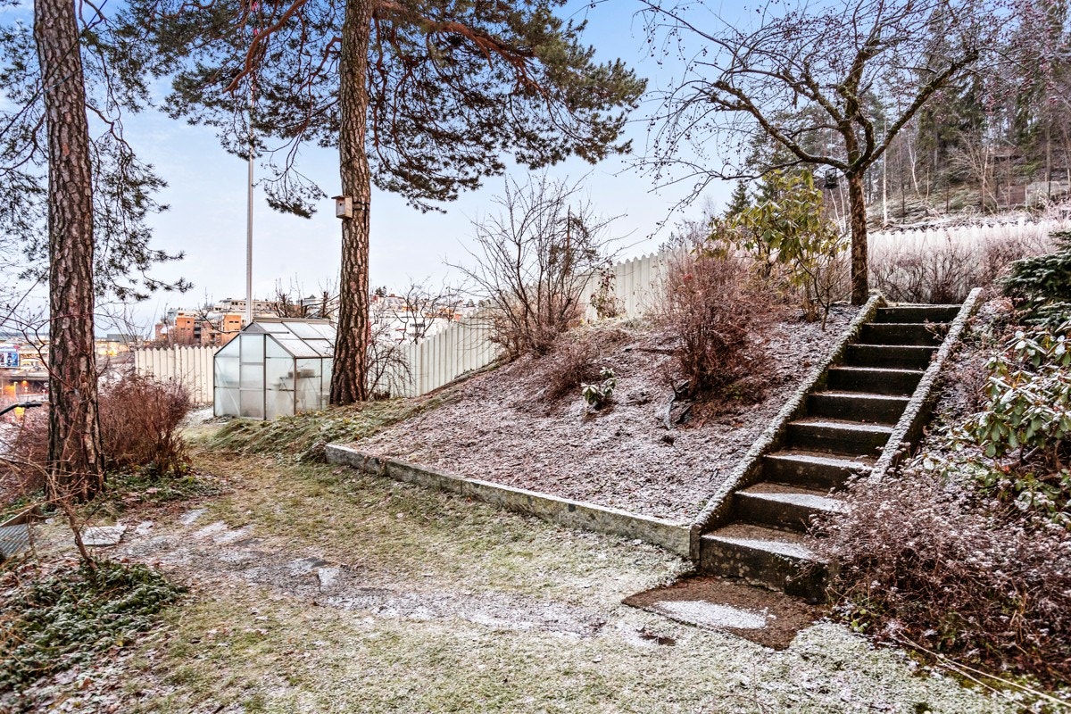 Hagen har flere nivåer og er dels naturtomt og dels opparbeidet med plen og bed Galleribilde