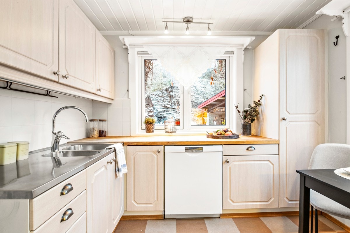Kjøkkenet har godt med skapplass Galleribilde