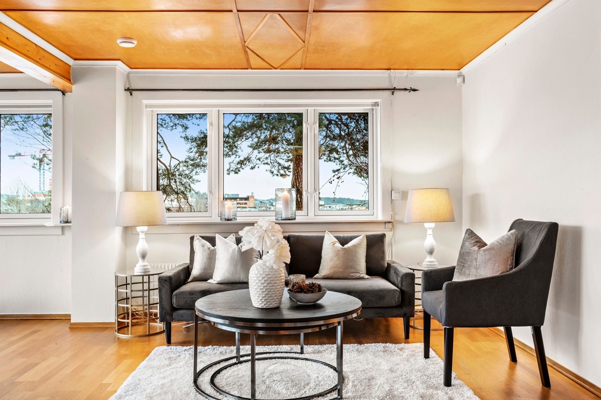 Koselig krok i stuen med god plass til en salong Galleribilde