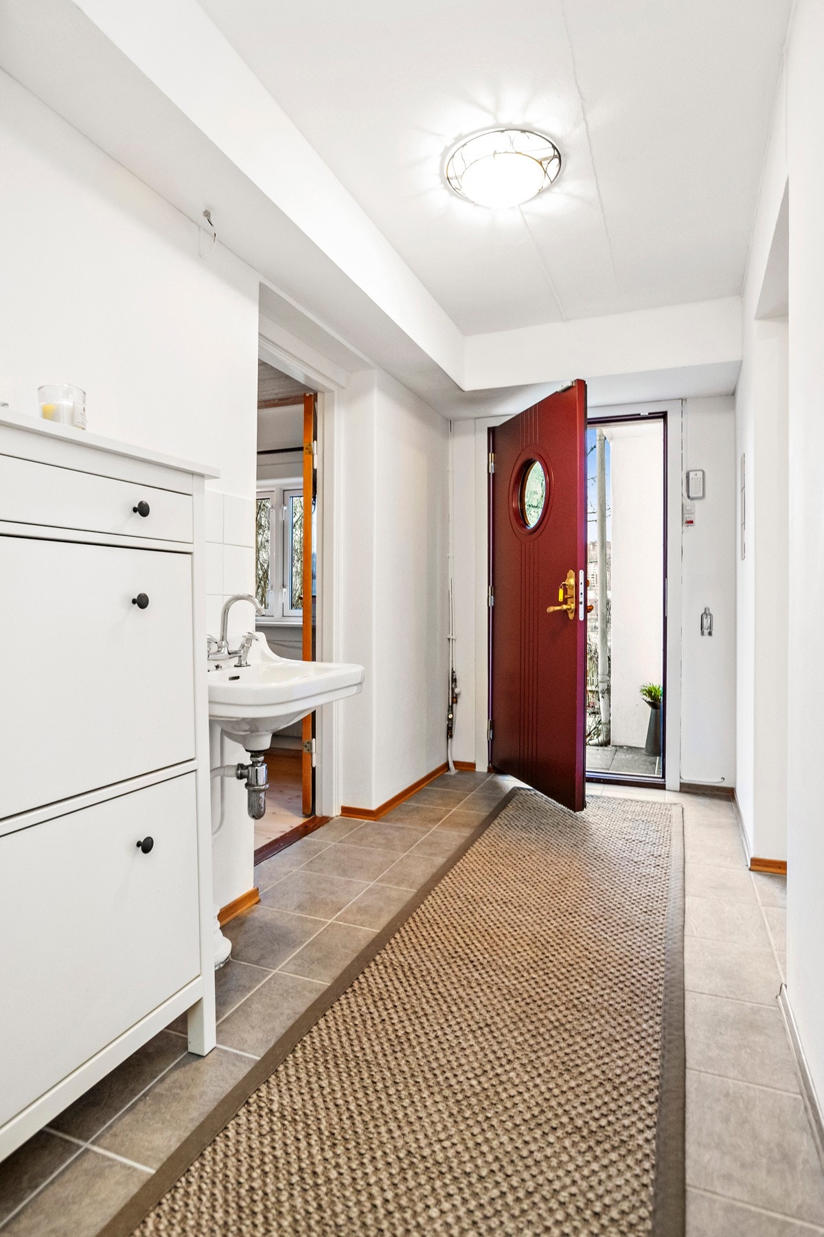 Gang - u.etg, med dør til haven. Altenativ inngang. Galleribilde