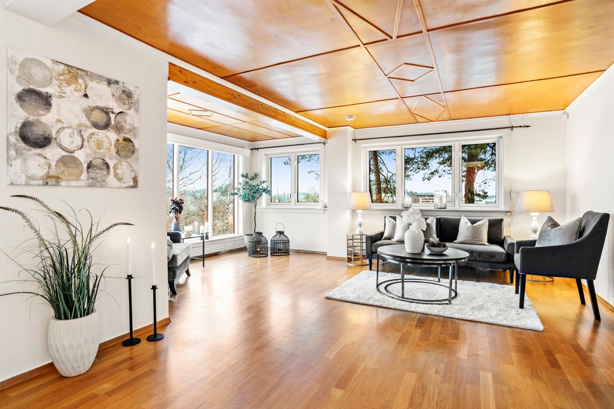 Salongen og lesekroken sett fra spisestuen Galleribilde