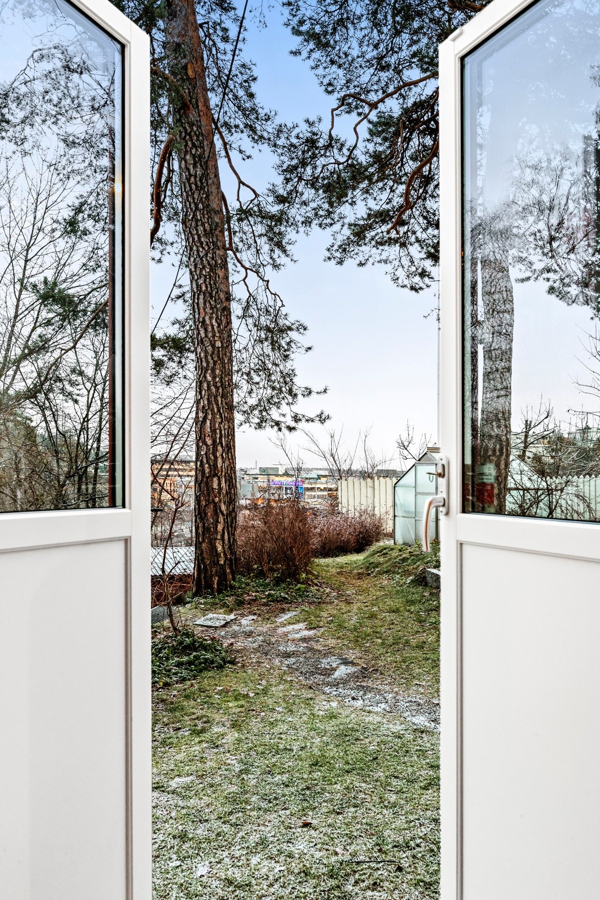 Utgang til hagen fra kjellerstuen/ soverom 4 Galleribilde