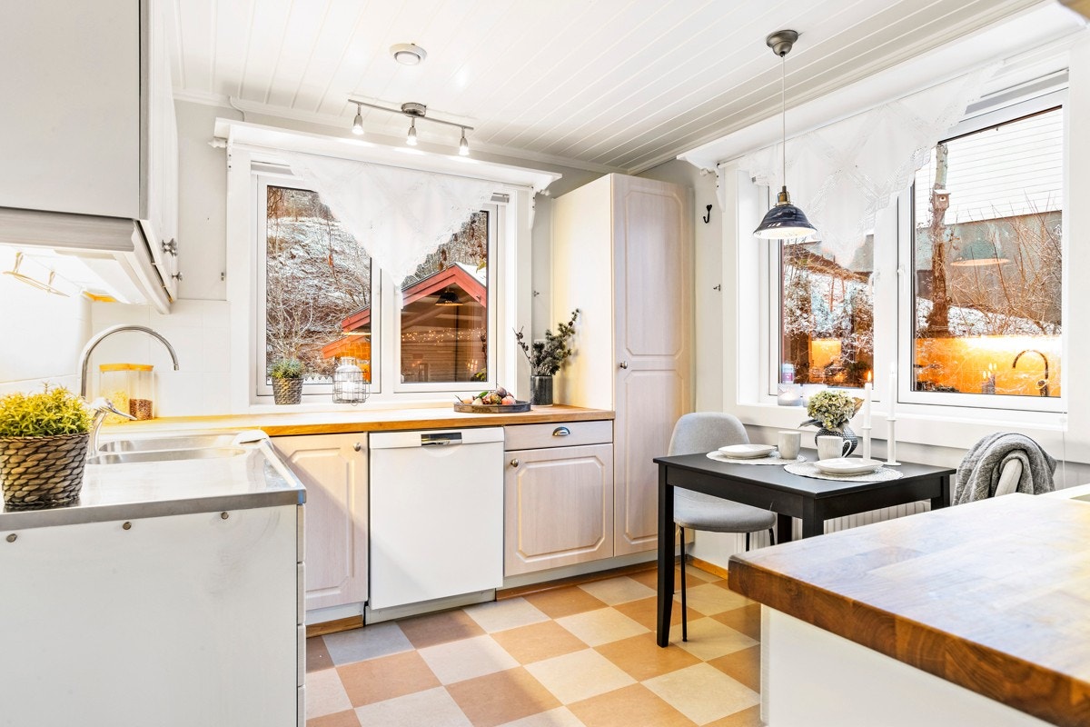 Kjøkkenet har godt med benkeplass Galleribilde