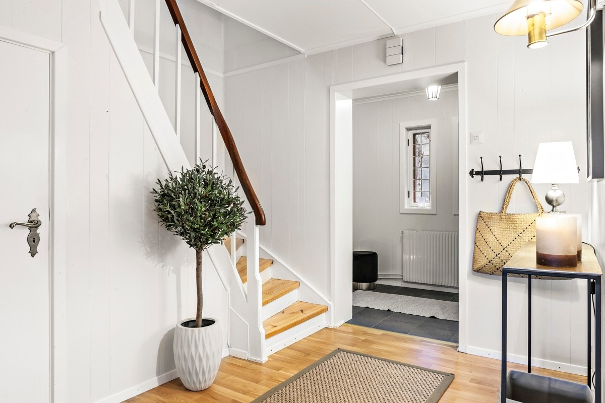 Hallen med trapp opp til 2 etasje Galleribilde