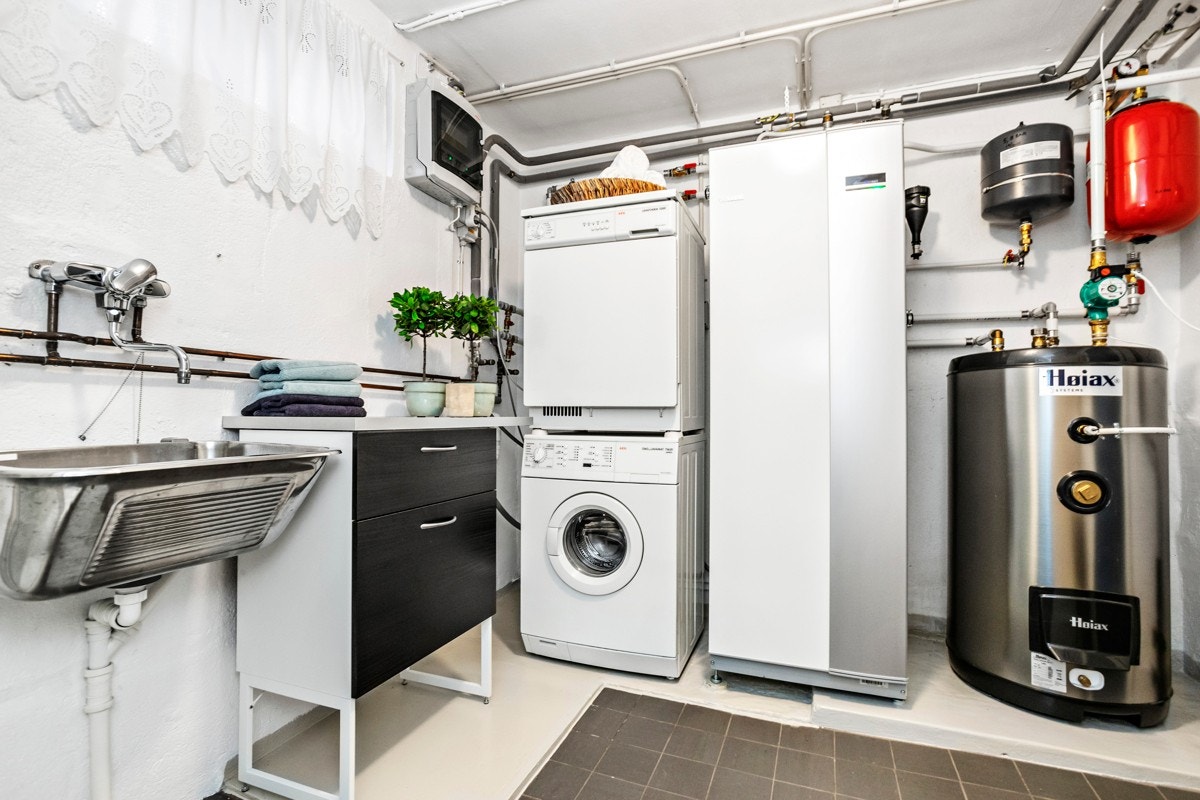 Vaskrom med varmepumpe og varmtvannsbereder. Galleribilde