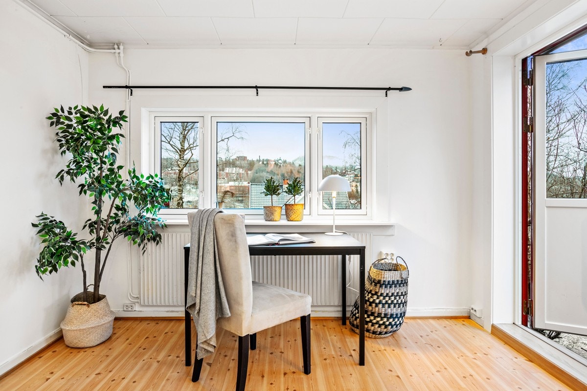 Kjellerstue/ soverom 4 med arbeidsplass og utgang til hage Galleribilde