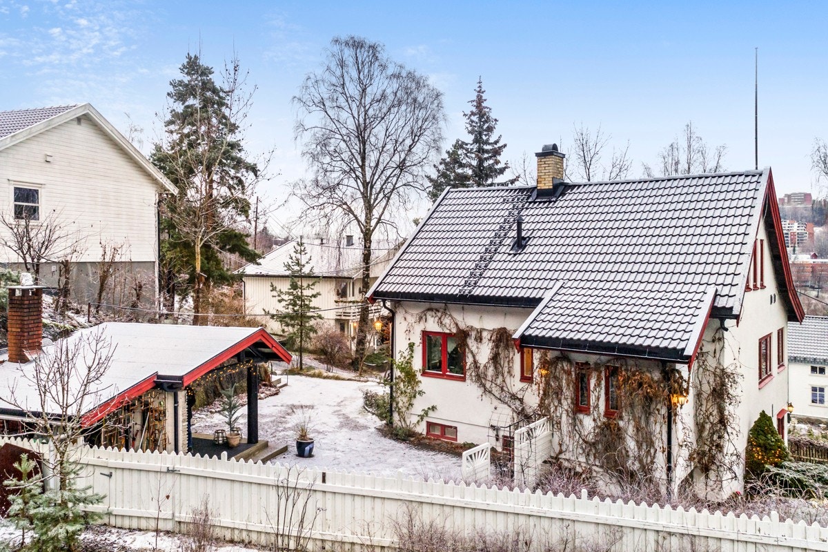 Solrik tomt med koselig hagestue med peis Galleribilde