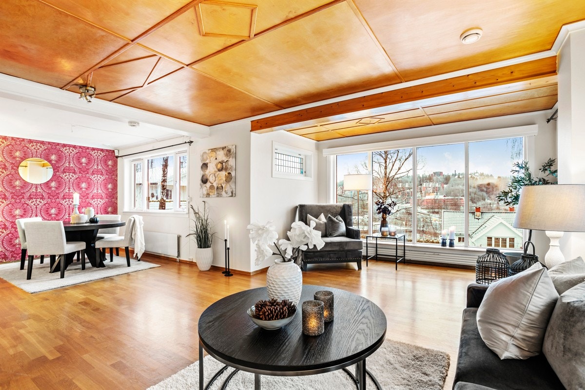 Stuen er romslig og har flere soner Galleribilde