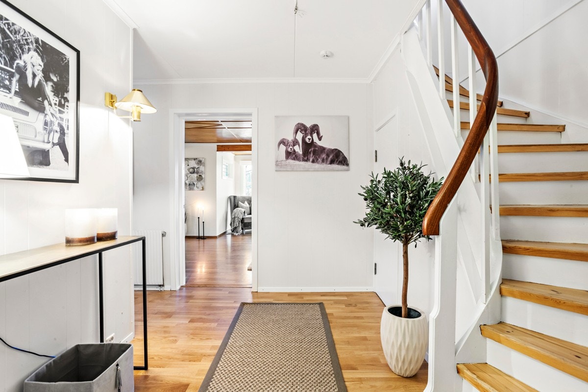 Hyggelig og romslig hall inn mot stuen Galleribilde