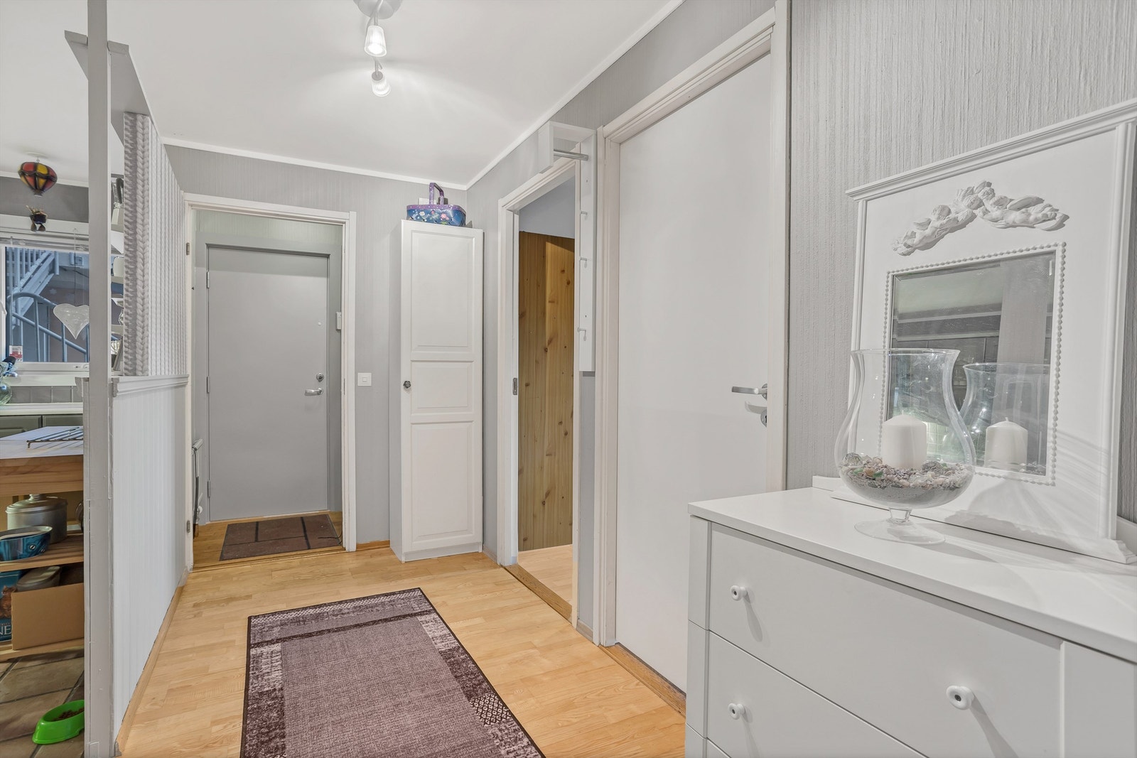 Gang av god størrelse med plass til å henge fra seg yttertøy og sette fra seg sko. Galleribilde