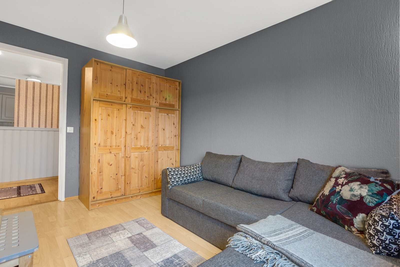 Soverommet har en praktisk garderobeløsning. Galleribilde